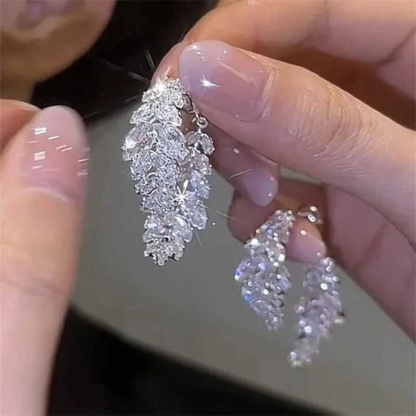 Stud 2024 Nouvelle tendance de mode Design unique Design unique élégant et exquis Boucles d'oreilles de feuilles de zircon pour femmes bijoux de mariage Premium Giftsq