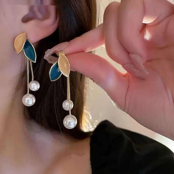 Stud 2024 Nouvelle tendance de la mode Design unique élégant délicat lumière de luxe perle feuille gland boucles d'oreilles femmes bijoux fête cadeaux premium AA123