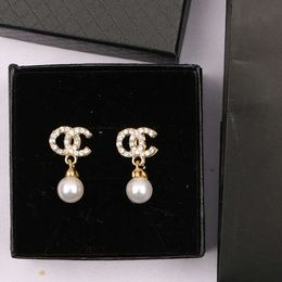 Stud 8027 Vente chaude 18K doré argent marque de luxe concepteur lettre goujon géométrie célèbre femme circulaire cristal diamant perle boucles d'oreilles fête de mariageAA