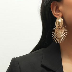 Boucles d'oreilles bohémiennes avec des formes de tournesol dorées ont été utilisées comme cadeaux de bijoux pour les femmes en Europe et aux États-Unis 230714