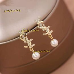 Stud Charm Diamond Set Pearl Letter Jewelry Pendientes de acero de titanio Diseñador de encanto para mujeres Stud Jewlery Love Hoop Regalos Mujer Chica Sier Rose Gold Wholesale 2024