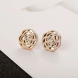 Stud Charm East Gate van Zuid-Korea Titanium Staal Berg Camellia Oorbellen Mode Eenvoudig Temperament Oorbellen Hol Mat Licht Luxe Oorbellen Vrouwelijk