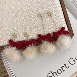Boucles d'oreilles pendantes en forme de flocon de neige de Noël, clous papillon rouges avec pompons en peluche, accessoires d'oreille d'hiver pour femmes 231122