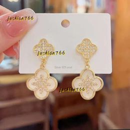 Stud Clover Designer Studs Clip Mother of Pearl Mid Size Ladies Earring Sier Ear anillo para 2024 tiendas de regalos para mujeres de moda
