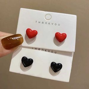 Stud schattige hartvormige oorbellen geschikt voor meisjes rood en zwart eenvoudige metaal trouwfeest mode sieraden groothandel geschenken q240507