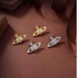 Pendientes de diseñador Vivian de lujo para mujer, joyería de moda, pendiente de perla de Metal, cjeweler Westwood, diseño de flujo de marea para mujer YY4423
