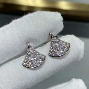 Bijoux de créateur de clous de luxe bijoux S925 Boucles d'oreilles étalons pour femmes jupe de style géométrique de style fans diamant petite jupe féminine
