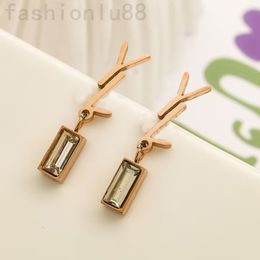 Pendiente del perno prisionero carta del diseñador pendientes de diamantes joyería de moda de lujo de acero inoxidable orecchini pareja accesorios de regalo aretes de diseñador de moda casual zf074