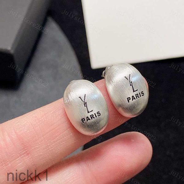 Diseñadores de aretes para mujeres Joyería Pendientes de plata Huggie Letter Ear Studs Aros de lujo Moda Retro Gold Love y Accesorios Caja NFGN
