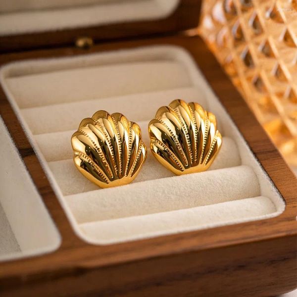 Pendientes de tuerca de cobre chapado en oro de 18 quilates, pequeña concha festoneada para mujer, tachuelas de concha Vintage, regalos de joyería elegantes a la moda