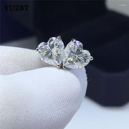 Boucles d'oreilles à tige en plaqué or blanc 18 carats Total 2 carats Excellente coupe Gemstone Diamond Test Past D Couleur Moissanite Wedding Heart