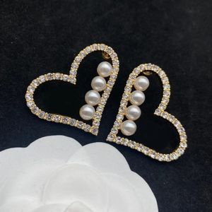 Pendientes de botón 2022 nueva moda diseñador de marca de lujo perla diamantes de imitación en forma de corazón pendientes clásicos fiesta de bodas aniversario de alta calidad con caja y sellos