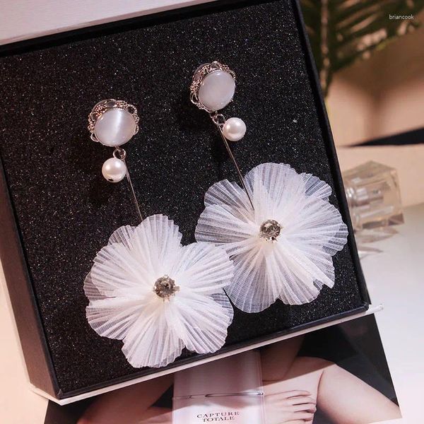 Boucles d'oreilles étalon 2023 Bijoux de la marque de mode Crystal de style d'été simple pour les femmes Big White Flower Gift Long