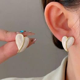 Boucles d'oreilles coréennes légères de luxe, goutte d'huile blanche, amour pour femmes, mode élégante en métal, cœur, bijoux, vente en gros, 2023
