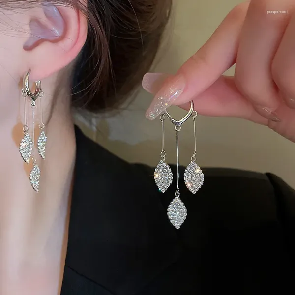 Pendientes de botón 2023 borla de hoja diseño de moda redondo diamantes de imitación blanco y negro regalo de gota mujeres