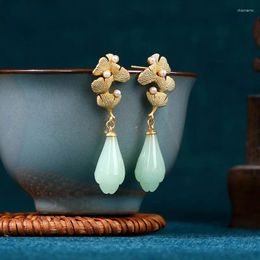 Pendientes de tuerca 2024 principios de primavera hoja de albaricoque orquídea imitación Jade diseño de interés especial estilo chino Han