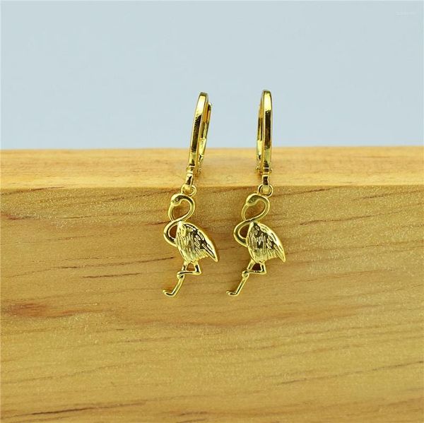 Boucles d'oreilles étalon 2024 électroplates micro cubiques zircone incravée de beaux animaux flamants bijoux de femmes