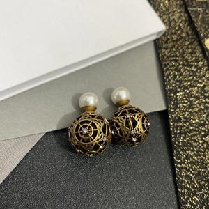 Boucles d'oreilles à clous pour femmes, bijoux d'oreille légers haut de gamme européens et américains, boule creuse Double face, rétro, mode 2024