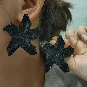 Pendientes de tuerca 2024 Retro exagerado flor negra diseño de moda patrón de Metal Irregular mujeres joyería diaria regalos