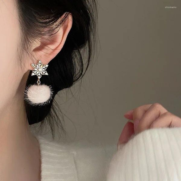 Boucles d'oreilles étalon 2024 TREND Zircon Snowflake Hair Ball Mosquito Encens Plate Eart Not Hole Femme Fresh Temperament Gift Wholesa