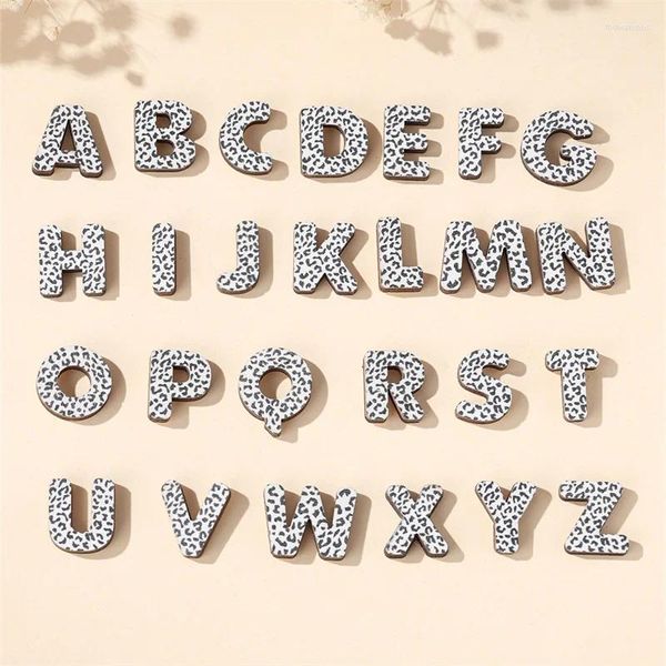 Pendientes de tachuelas 26 Alphabet A-Z Carta de madera para mujeres Capital Pendimiento inicial de madera Blanca Blanca Manchas Merdizadores de pintura