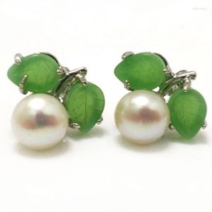 Aretes de botón de hoja de jade verde natural blanco de 8-9 mm Pendiente de perla