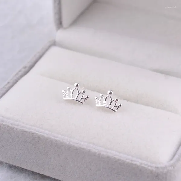 Boucles d'oreilles en argent Sterling 925, petite couronne avec un Design minimaliste et un sentiment de luxe. Petit soin exquis pour les trous d'oreille