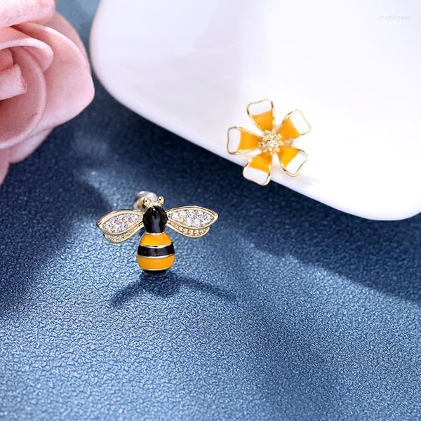 Pendientes de tuerca, pendientes asimétricos con flores de abeja esmaltadas bonitas para mujer, joyería de moda, venta al por mayor, accesorio para la oreja