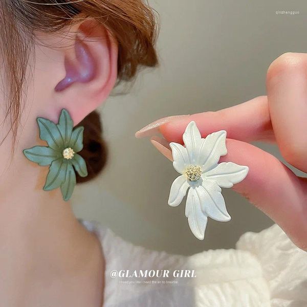 Boucles d'oreilles asymétriques, Style forêt d'europe du nord, petites feuilles de fleurs, clous d'oreilles personnalisés, polyvalents, Premium