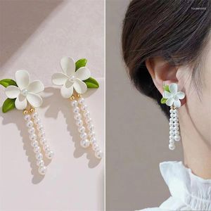 Boucles d'oreilles asymétriques pour femmes, fleur de gardénia, pompon en perles, feuilles élégantes, bijoux à la mode, vente en gros, 2024