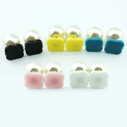 Boucles d'oreilles étalon des perles acryliques vierges