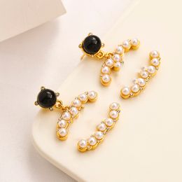 Pendientes de tuerca Diseñadores de marca Letras Stud Chapado en oro Acero inoxidable Geométrico Mujeres famosas Cristal redondo Rhinestone Perla Pendiente Joyería para fiesta de boda