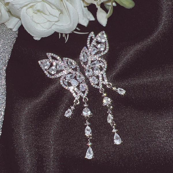 Boucles d'oreilles à tige papillon pour robe de mariée élégante et tendance.