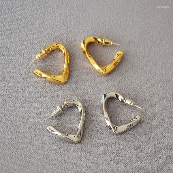 Boucles d'oreilles à tige vent froid européen et américain fleur torsadée forme d'amour conception de niche en laiton 925 aiguille en argent