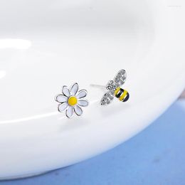 Stud -oorbellen Creatieve asymmetrische Daisy Flower en Bee Studs For Women Girls Crystal Honeybee Mooie kleine verse kpop sieraden