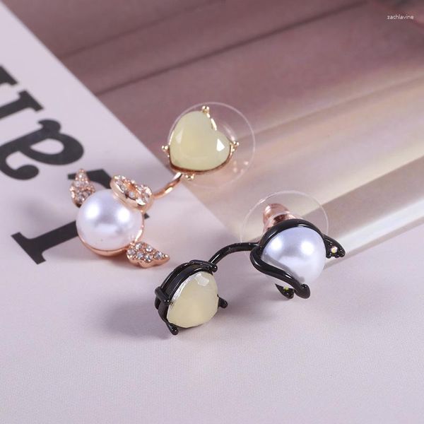 Boucles d'oreilles mignons mignonnes ange de perle asymétrique avec un diabolique amusant flottant