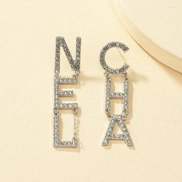 Pendientes de tuerca con letras incrustadas de diamantes, personalidad de la moda, colgante largo chapado en oro, perlas Retro elegantes para mujer, venta al por mayor