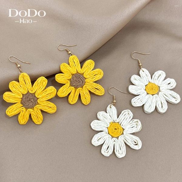 Boucles d'oreilles DoDohao fait à la main Raffia Raffia Roard tresse blanche jaune fleur de fleur pour femmes tissées en tricot floral Bohêmea