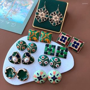 Stud -oorbellen Elegante groene email metaal Imitatie Pearl onregelmatige geometrische schilderij Art Hollow Flowers Studs voor vrouwen