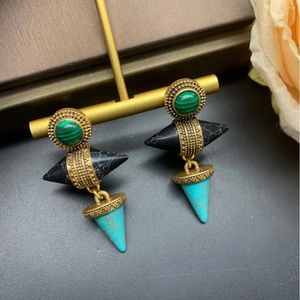 Boucles d'oreilles en Europe et Amérique 2024 Tend les boucles d'oreilles à l'atmosphère de mode turquoise rétro à la mode.