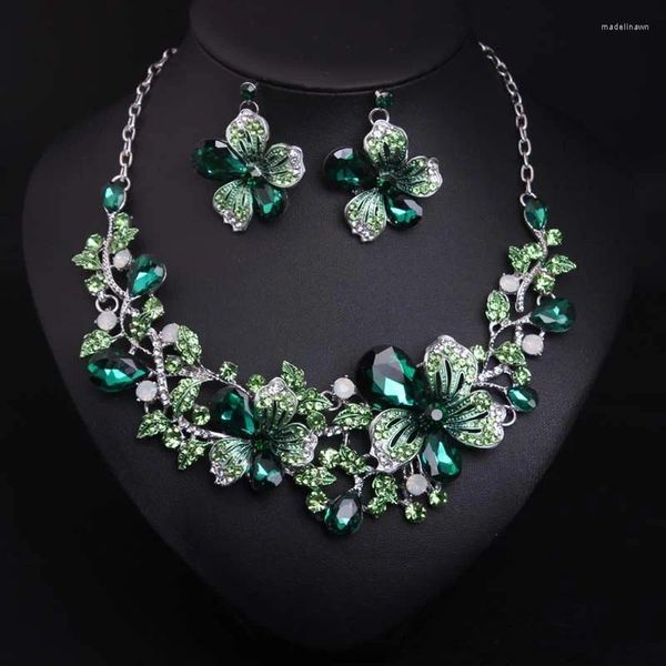 Boucles d'oreilles Europe et Amérique vendant un collier de fleurs Crystal Temperament Banquet Bridal Bijoux pour femmes en gros