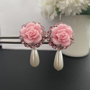 Boucles d'oreilles à clous, Clip d'oreille en perles, fleurs roses, atmosphère de luxe, mode tempérament, Europe et états-unis