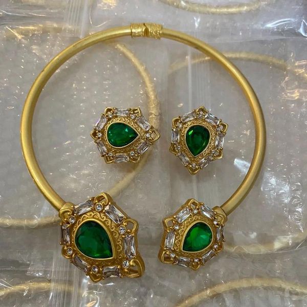 Pendientes de tuerca moda europea y americana Retro cobre chapado en oro collar de gemas verdes para mujer joyería de lujo