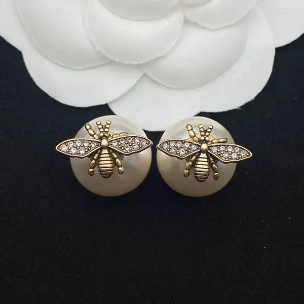 Boucles d'oreilles étalon européennes et américaines de style rétro de style rétro perle légère luxe de mode féminine bijoux bijoux en gros