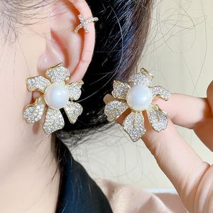 Boucles d'oreilles à tige en zircon tridimensionnel exagéré incrusté de perles de fleurs en Europe et en Amérique, texture en relief tendance, bijoux français rétro