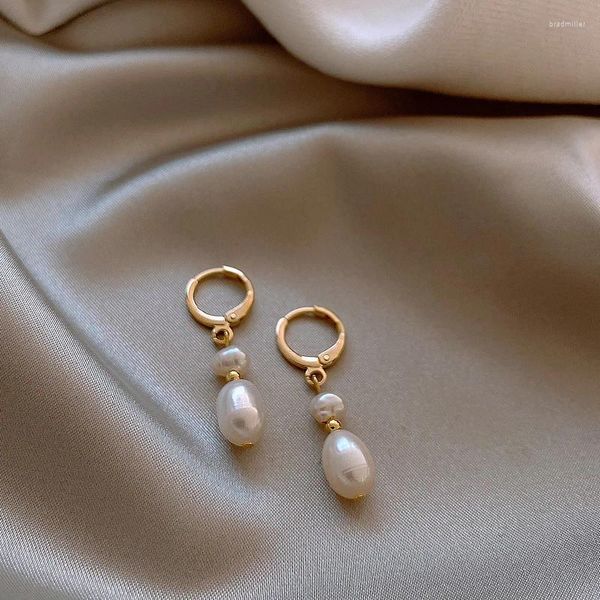 Pendientes de tuerca exquisitos perlas dobles barrocas cuelgan para mujeres elegante diseño avanzado círculo de Color dorado joyería para chicas jóvenes