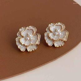 Pendientes de tachuelas Fashion Blooming Gardenia para mujeres Niña White Enamel Aceite imitación de perlas Pétalos irregulares Joyería de flores