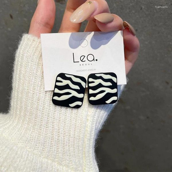 Pendientes de tachuelas Fashion Exagerated Zebra Pattern Entrey para mujeres Personalidad Hipoalergénica Animilla de oído Joyería 2024 Tendencia