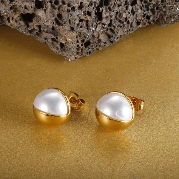 Pendientes de tachuelas Fashion Half Pearl de agua dulce para mujer Bola de oro Color joyas simples