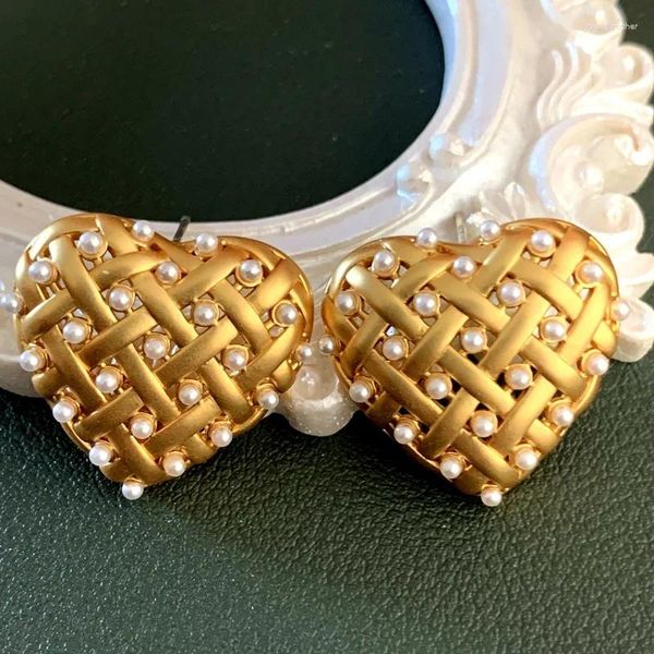 Pendientes de tuerca Joyería de moda S925 Pin de plata Perla de imitación Cuentas de metal en forma de corazón con chapado en oro de 24 quilates Mujer